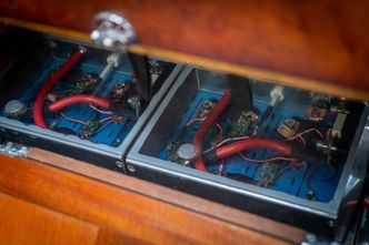 Under trappen ned til kahytten ligger to av de fire lithiumbatteriene. Foto:  Paal Kvamme