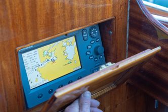 All ny elektronikk er skjult. Her kartplotteren, som ligger bak en liten mahogniluke. Foto:  Paal Kvamme