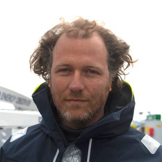Å nå høyarktis var en stor milepæl og et symbolsk mål for ekspedisjonsleder Jèrôme Delafosse og «Energy Observer». Delafosse mener Longyearbyen, som utreder ny energibærer for fremtiden, også bør vurdere hydrogen. Foto: Line Nagell Ylvisåker