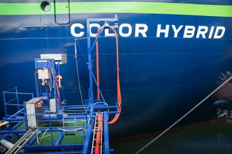 Ladepluggen er klar i Sandefjord, men Color Hybrid begynner ikke å lade med en før alle systemer om bord er finjustert. Foto:  Eirik Helland Urke