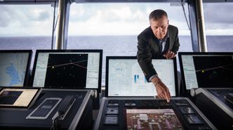 Teknisk direktør Jan Helge Pile i Color Line viser skjermen med oversikt over framdriftssystemet. Foto:  Eirik Helland Urke