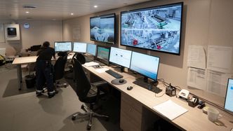 Maskinsjefens territorium. Fra kontrollrommet kontrolleres så å si alt teknisk utstyr om bord. Foto:  Eirik Helland Urke