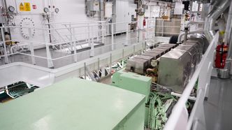 Ett av to motorrom med en seks- og en ni-sylindret Rolls-Royce dieselmotor. Foto:  Eirik Helland Urke