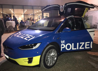 I Basel har politiet gått for Tesla Model X. Foto:  #kantonspolizeibaselstadt på Instagram