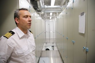 Maskinsjef Jarle Auby i ett av de to batterirommene om bord. Siemens har levert batterier og elektro- og automasjonsstyringsystemer. Foto:   Tore Stensvold