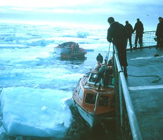 Mannskapet drar livbåtene akterut. Herfra er det lettere å løfte cruisepassasjerene opp på dekk. Foto: Odd Mydland/ Kystvakten