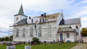 Solcellepanelene gjør Strand kirke til landets første «plusskirke». Foto: NTB Scanpix/Kristoffer Nåden Havn, Nåden Media