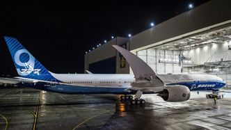 777X Paint Hangar Rollout Foto: Boeing