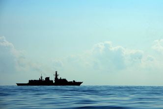 Silhuetten av Type 23-fregatten HMS Kent på piratjakt i Indiahavet. Foto: LA(Phot) Joel Rouse