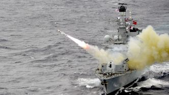 HMS Montrose fyrer av et Harpoon-missil under en øvelse utenfor Skottland. Foto: PO(Phot) Wheelie A'barrow