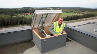 Endelig oppe: Økonom Dag Straumsheim er glad han ikke har ansvaret for drift og vedlikehold på akkurat dette bygget. Foto:  Knut Bjørheim