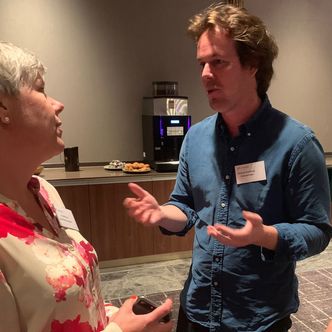 Andreas Strandskog fra Forbrukerrådet har flere forslag til endringer av forbrukerportalen strømpris.no. Her i samtale med Siv Nesfossen fra Ustekveikja Energi Foto:  Energi Norge