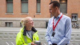 Sesilie Bjordal og Stian Nordnes-Jensen var begge til stede under monteringen av de fem sensorene mandag morgen. Foto: Mari Gisvold Solberg