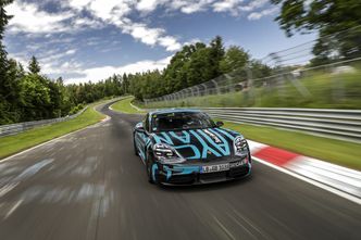 Porsche Taycan-prototypen like før Schwalbenschwanz på Nürburgring Nordschleife. Foto: Porsche