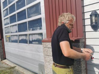 Det er aldri en kjedelig dag på teknisk avdeling i Kviteseid. Her er avdelingsingeniør Olav Kjetil Greivstad under en telefonsamtale om en lekkasje, der det pipler opp vann fra asfalten i sentrum. Rørledningsnettet er gammelt og det forventes at det blir flere lekkasjer etter hvert. Foto: Lars Taraldsen