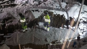 Alle mann måtte til pumpene da det i femten minusgrader ble krise i Morgedal i vinter. I flere dager var både hotell og husstander uten vann. Foto: Kviteseid kommune
