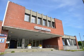Flengen i skiltet i Steigen kommune er betegnende for hvordan det står til med kommunens skolebygg og eldresenter. Behovet for vedlikehold er stort. Foto: Mathias Klingenberg
