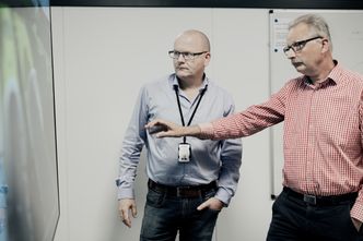 Søker inspirerende nyskapere: COWI ønsker seg nye kolleger som synes det er inspirerende å utvikle bransjen med nye arbeidsmetoder og verktøy. Avbildet er COWIs Arve Krogseth sammen med prosjektkollega fra Nye Veier. Foto:  Hanne Marie Lenth Solbø