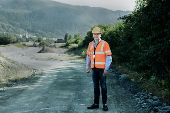 Foreløpig er ingen spadetak satt for prosjektet, men prosjekteringen er i full gang. Her er Arve Krogseth ved det som i løpet av høsten vil være en byggeplass. Foto:  Hanne Marie Lenth Solbø