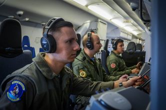 Flyoperatører i en amerikansk P-8 Poseidon under MPA-øvelsen Dynamic Mongoose på Andøya. Foto:  Stian Roen / Forsvaret