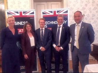 Avtalen ble signert på den britiske ambassaden onsdag ettermiddag. Fra venstre: Tove Kristin Flølo (Samferdselsdepartementet), Rachael Everard (Rolls-Royce), Andreas K. Aks (Widerøe), Sigurd Øvrebø (Rolls-Royce), Richard Wood (Britiske ambassadøren til Norge). Foto: Widerøe