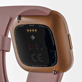 Avansert sensor: Pulssensoren til Versa 2 er avansert nok til å kunne brukes til relativ måling av oksygen i blodet i en kommende oppgradering av programvaren. Foto:  Fitbit