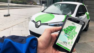 Ved hjelp av appen kan brukerne se hvor det er ledige biler, reservere dem og låse opp den bilen de ønsker å bruke. Foto:  Mari Gisvold Solberg