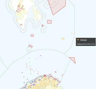Kartet viser havområdet mellom Finnmark og Svalbard. De gule markørene mot grensen til Russland er snøkrabbeteiner. Faksimile: Barentswatch