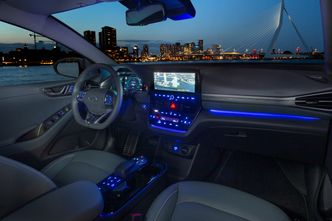 Innvendig har nye Ioniq fått et mer moderne dashbord, med Hyundai sitt velfungerende BlueLink-system. Foto:  Hyundai