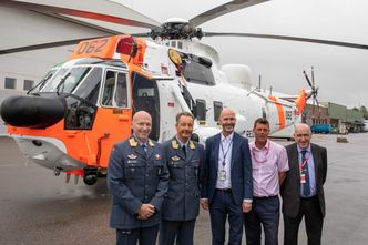 Brigader Charles Svensson, Luftforsvaret (f.v), brigader Diederik Kollf, Forsvarsmateriell, direktør Atle Wøllo, Kongsberg Aviation Maintenance Systems, Tim Gilbert, prosjektleder Leonardo og Adrian Bell, Leonardo. Foto: Schei/Luftforsvaret