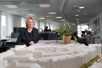 Bærekraft er viktig for Åsa Bergman, som forsøker å gjøre riktige valg ved å kjøre elbil, spise mye vegetarmat og velge bærekraftige materialer på sommerhuset hun fikk bygget seg til 50-årsdagen. Foto:  Allis Nettréus