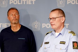 Lensmann Øyvind Lorentzen i Alta og avdelingsdirektør Kåre Halvorsen i Statens havarikommisjon for transport (SHT) på en pressekonferanse mandag. Foto:  Terje Pedersen