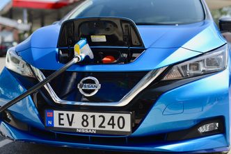 Her lader Nissan Leaf 62 kWt Tekna hos Grønn kontakt ved Circle K Kjellstad i Lier. Foto:  Mathias Klingenberg