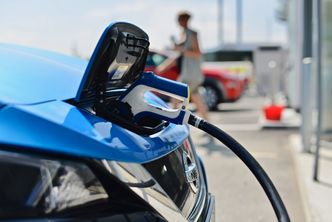 Nissan Leaf på ladestasjon. Foto: Mathias Klingenberg