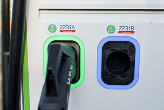 I mangel på nye, væskekjølte kabler er hurtiglading med Cjhademo i dag begrenset til 62,5 kW. Tekna-versjonen av Nissan Leaf 62 kWt oppgis å ha 100 kW effekt, men den klarer kun halvparten. Bildet er fra McDonalds Rygge. Foto:  Mathias Klingenberg