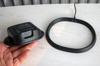 Batteri og ladedokk: Det utskiftbare batteriet på 36,5 Wh er nok til å drive høyttalern i 10 timer. Ladedokken er en liten diskret ring som Move settes oppi. Den kan også lades via en USB C port med en PC-lader. Mobilladere blir for veike. Foto: Odd R. Valmot