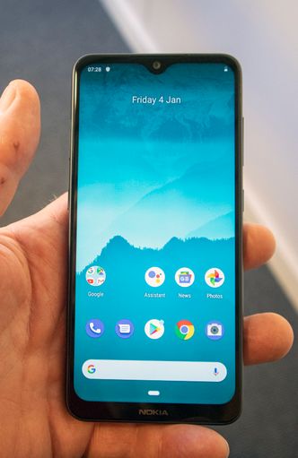 Nokia 6.2 eller 7.2: Det er ikke lett å se på forsiden. De to nye smarttelefonene til finnene er temmelig like både på forsiden og baksiden. Det er litt forskjell i farger og materialvalg, men det blir raskt borte når man får seg et deksel. Foto: Odd R. Valmot