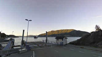 Omtrent her hvor ferga fra Jektvik på Stord går over Langenuen, skal E39-brua krysse samme sund over til Tysnes (i bakgrunnen). Foto: Google Maps