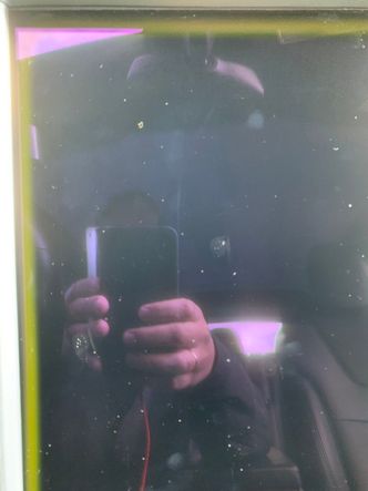 Bilens hovedskjerm fikk etter hvert en gul ramme, som Tesla nå har sagt seg villig til å reparere. Foto: Anders Lagerqvist