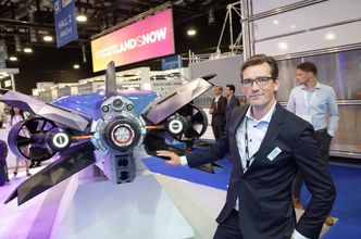 Stolt: AUV-en Freedom har et langt mer fancy utseende enn de ROV-arbeidshestene Oceaneering tidligere hadde. Men display på utsiden har ingen nytteverdi, innrømmer teknologidirektør Steffan Lindsø. Foto: Tormod Haugstad