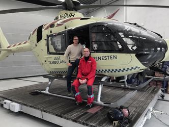 Redningsmann Thomas Nordgaard Dahle hadde ideen, mens Jørgen S. E. Frederiksen har utført designjobben som sin masteroppgave i industriell design. Her foran et Airbus H135 T3-helikopter. Foto: Stiftelsen Norsk Luftambulanse