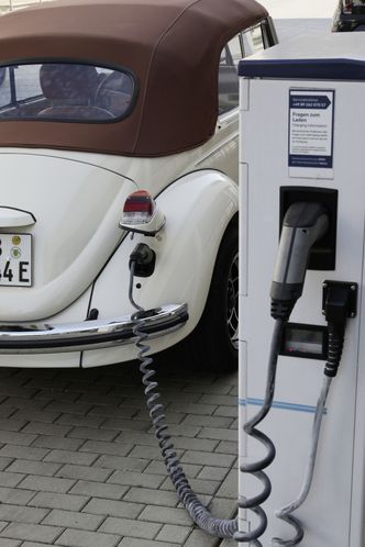 Lading av en elektrifisert Beetle, døpt e-Beetle. Foto: Volkswagen