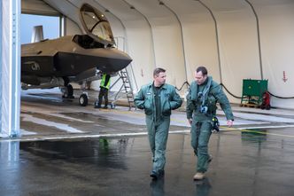 Ståle Nymoen (t.v),sjef 332 skvadron, tar imot en av de amerikanske flygerne fra DCMA som fløy de tre kampflyene fra fabrikken i Fort Worth i Texas. Foto:  Forsvaret