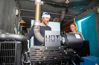 I containere: Dieselaggregatene er plassert i store, turkise containere ved siden av stolheisen de forsyner med strøm. Heisen frakter ski- og bre-turister opp til Tystigbreen. Foto:  Mona Strande