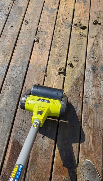 Gørr: En terrasse skal ikke ha stått lenge før alger, bakterier, skitt og solsvekket treverk preger overflaten. Vi ble overrasket over hvor mye gørr som Ryobibørsten fikk med seg. Foto: Odd R. Valmot