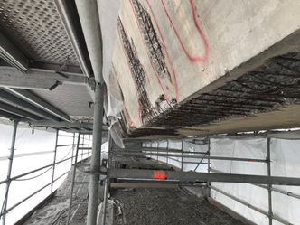 Noen steder har veisaltet gjort store skader på betongen. Foto: Øyvind Lindland, Statens vegvesen