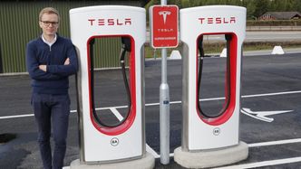 – Det er 58 Supercharger-stasjoner i Norge. Vi utvider disse fortløpende, sier Even Sandvold Roland i Tesla Norge. Foto: Henrik Skolt, NTB Scanpix
