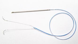 Måler etter operasjonen: En hjertekirurg vil straks gjenkjenne den midlertidige pacemakerelektroden Cardiaccs leverer, med nåler for plassering på hjerteoverflaten og nål for penetrering av brystvegg. Foto: Cardiaccs