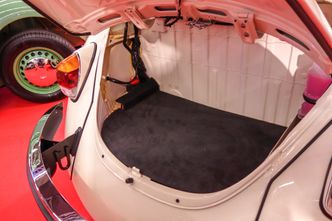 Uten boxermotor er det plass til bagasje i det gamle motorrommet. Foto: Paal Kvamme