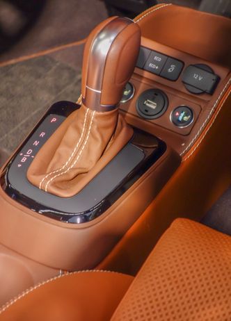 Eiere av VW e-up! vil kjenne igjen girspaken. USB-lader og varmeseter er ren bonus. Foto: Paal Kvamme